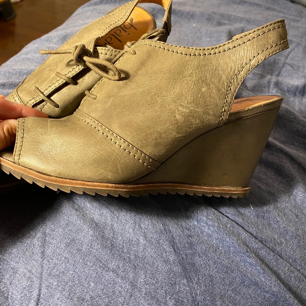Peep toe wedge ☀️